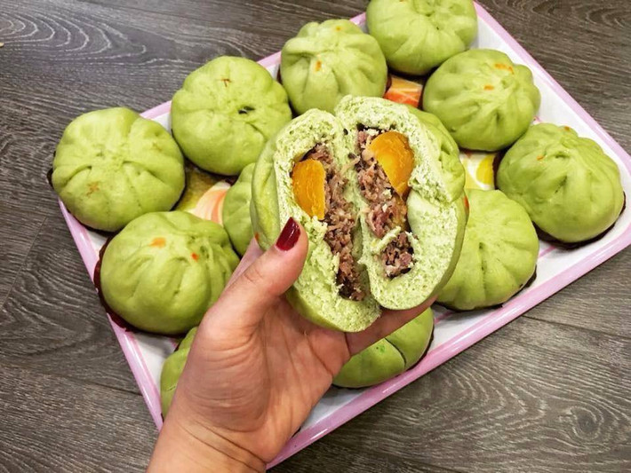 Món bánh bao trà xanh nhân trứng muối.