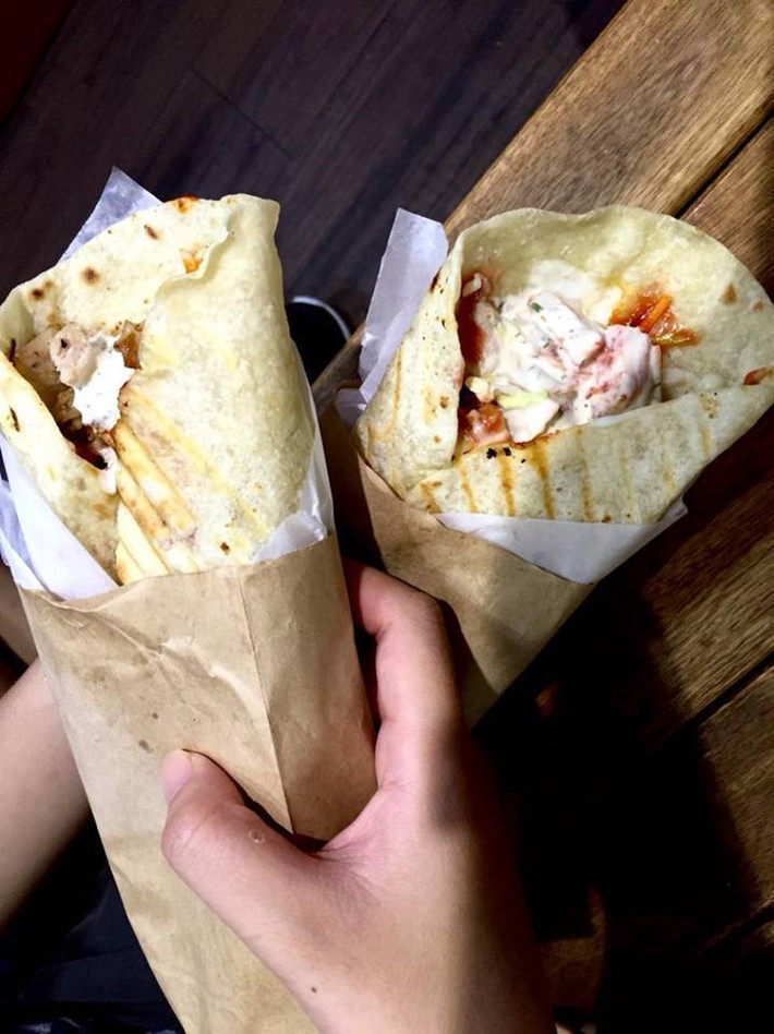 Món bánh cuộn thịt nướng kiểu Hi Lạp.
