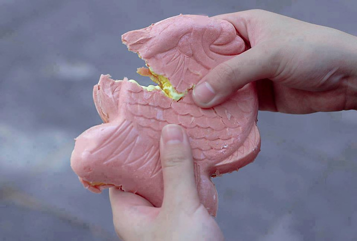 Bánh kem cá nhân khoai lang quanh khu phố đi bộ.