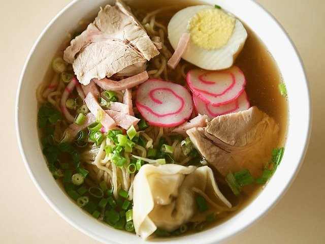 Món saimỳn ở Hawaii, Mỹ gồm mỳ trứng, nước dùng dashi kiểu Nhật Bản, hành lá và các phụ gia khác. Món này rất phổ biến và được yêu thích ở nhiều nước trên thế giới.