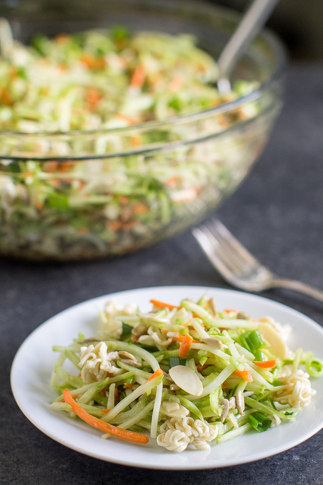 Salad mỳ giòn rau củ, hạnh nhân, hạt hướng dương, dưa chuột bào trộn cùng dầu dấm và đường phù hợp với những người ăn kiêng.