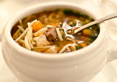 Món mỳ thịt bò Đức với phần nước dùng được chế biến hoàn toàn từ đuôi bò hoặc nước xương bò.