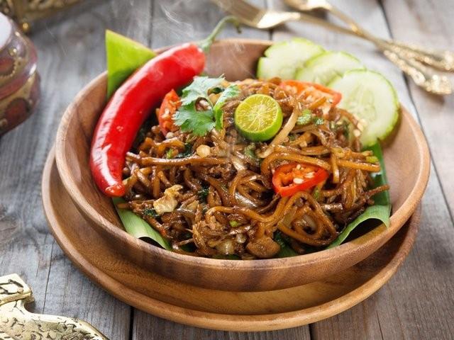 Món mỳ được làm từ mỳ trứng dai, xào với tỏi, hành, cải thảo, trứng, cà chua và thịt của Malaysia.