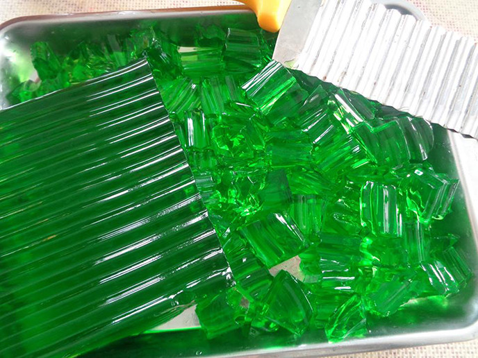 Nguyên liệu của món chè thạch dừa non: 4,5g bột rau câu dẻo, 500ml nước lá dứa, 30g đường, 100g bột báng, 300ml nước, 100g đường, 1 quả dừa non, 400ml nước cốt dừa.