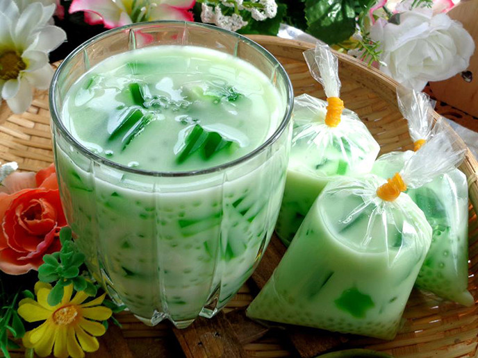 Món chè thạch dừa non ăn lạnh kèm nước cốt dừa ngon tuyệt.