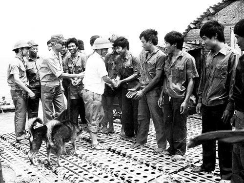 Lãnh đạo Quân chủng Hải quân thị sát tình hình Trường Sa khi quần đảo này mới được giải phóng.