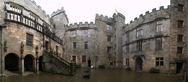 Lâu đài Chillingham, Northumberland: Chillingham là một trong những lâu đài ma ám nổi tiếng nhất nước Anh. Tại đây có lời đồn rằng có hồn ma của một cậu bé có tên “Blue Boy”. Tiếng khóc của cậu bé phát ra từ một căn phòng vào lúc nửa đêm. Sau khi tiếng khóc ngừng, một bóng ma màu xanh xuất hiện. Hài cốt của cậu được tìm thấy trong một bức tường của căn phòng khi lâu đài được tu sửa và đem chôn cất. Ảnh: Geolocation.