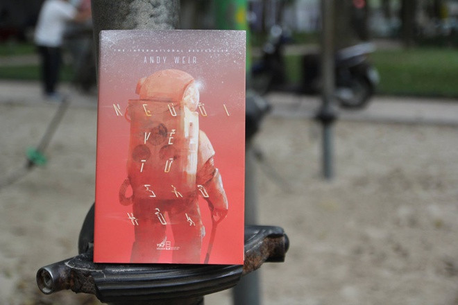 Người về từ sao Hỏa (tác giả Andy Weir) là cuốn sách khoa học viễn tưởng kể về phi hành gia Mark Watney vô tình bị bỏ rơi lại trên sao Hỏa, phải chạy đua với thời gian và các yếu tố khắc nghiệt nơi đây để sống sót. Trong suốt thời gian tìm cách liên lạc với Trái Đất để trở về nhà, Mark đã tự "chiếm" lấy sao Hỏa thành thuộc địa riêng của mình, trồng khoai tây để lấy lương thực, ghi lại nhật ký hành trình, sửa chữa những chiếc máy cũ bị bỏ lại và lạc quan vào tương lai phía trước.