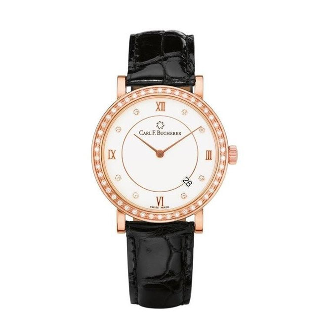 Bức ảnh Jack Ma đeo trên tay chiếc đồng hồ của thương hiệu Carl F.Bucherer là bức ảnh hiếm hoi của ông đi kèm với phụ kiện. Chiếc đồng hồ Jack Ma sử dụng có tên đầy đủ là Carl F.Bucherer Adamavi. Tuy có vẻ bề ngoài khá bóng bẩy, chiếc đồng hồ này lại giản dị như chính người sở hữu nó khi chỉ có tính năng chỉ giờ, phút và có thêm kim giây trên mặt số. Nó có giá bán lẻ khoảng 6.000 USD (tương đương khoảng 136 triệu đồng). Ảnh: jomashop.com.