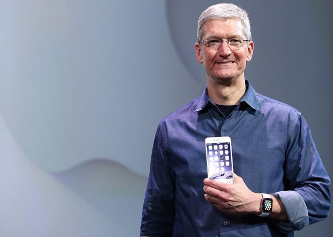 Mặc dù là CEO của tập đoàn công nghệ lớn nhất nước Mỹ, Tim Cook lại được biết đến là một trong số những tỷ phú “bình dân” nhất giới công nghệ. Cook chỉ sử dụng “cây nhà lá vườn”, chiếc đồng hồ Apple Watch. Ảnh: pikspost.com.