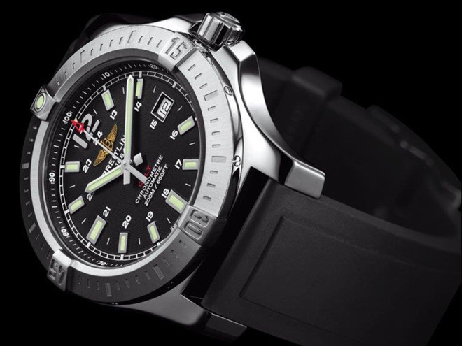 Theo Crown & Calibre, Nadella đang sử dụng chiếc đồng hồ Breitling Colt Automatic. Một phiên bản cũ hơn của chiếc đồng hồ này đã được bán trên eBay với mức giá gần 2.400 USD, trong khi giá bán lẻ của nó là 3.025 USD. Ảnh: Business Insider.