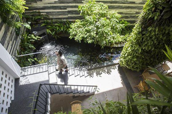 Hồ cá Koi ở tầng 1 chống nóng và trang trí cho khách sạn tuyệt đẹp.