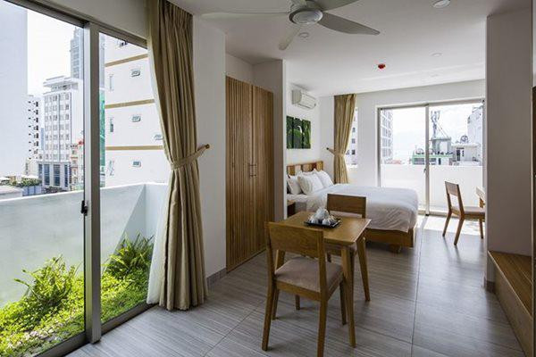 Trước mỗi phòng đều có ban công với cây xanh phủ kín.