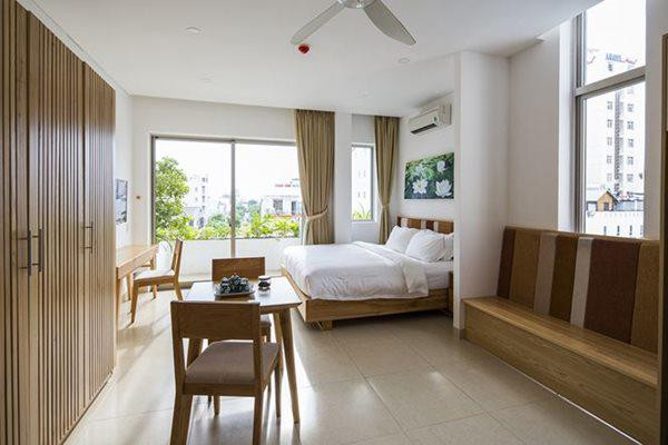 Phòng ngủ khách sạn Đà Nẵng này bố trí đơn giản, thoải mái.
