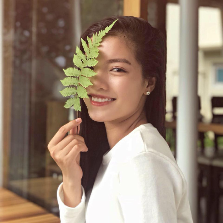 Trong những hình ảnh đời thường, có thể thấy Bích Tuyền có vẻ đẹp hiện đại, trẻ trung.
