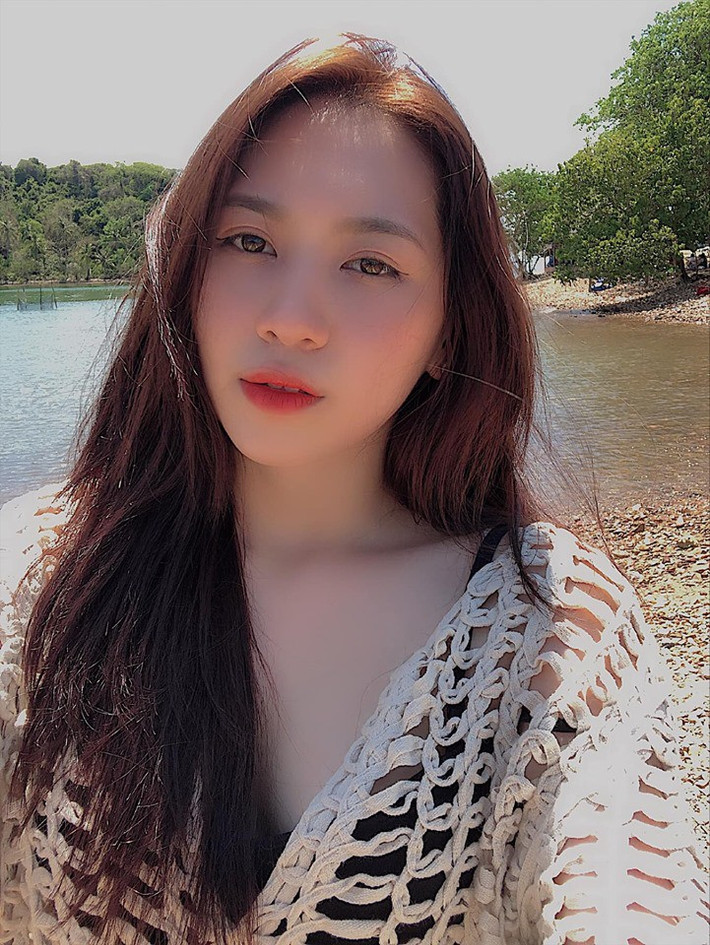 Ngoài đời, Ái Xuân sở hữu vẻ đẹp gợi cảm, quyến rũ và từng tham gia nhiều cuộc thi sắc đẹp sinh viên.