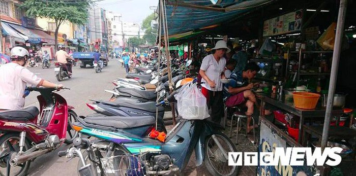Sau hơn 1 năm ông Đoàn Ngọc Hải và Đoàn kiểm tra liên ngành Quận 1 (TP.HCM) không xuống đường dẹp lòng, lề đường, tình trạng nhếch nhác, lấn chiếm lại tái diễn. Nhiều hàng quán, bãi xe nhan nhản mọc trên vỉa hè mà không có cơ quan chức năng đến xử lý.