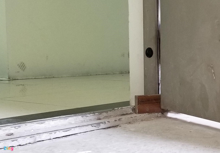 Cửa thoát hiểm luôn trong tình trạng mở do bị chèn. Việc để các cửa luôn mở khiến cầu thang thoát hiểm trở nên vô dụng, thậm chí gây họa lớn hơn nếu xảy ra cháy.
