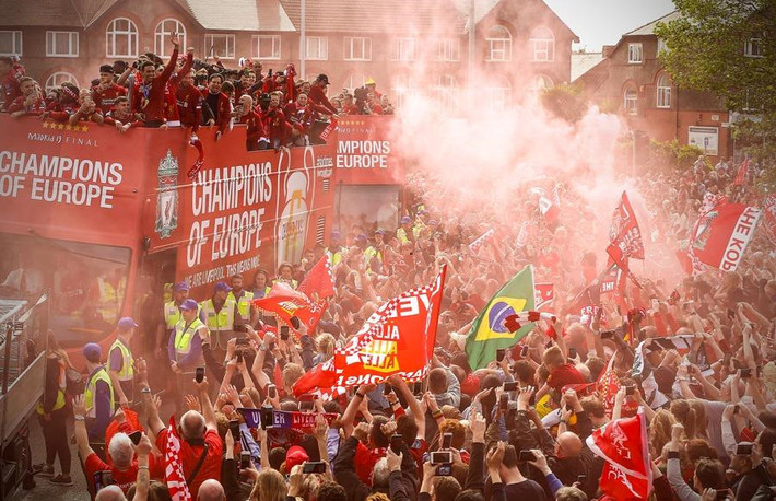 Đường phố tại Liverpool tràn ngập sắc đỏ mỗi khi chiếc xe buýt chở thầy trò HLV Klopp đi qua.
