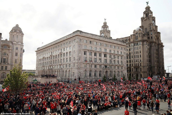 Chiếc xe buýt của Liverpool đi qua tổng cộng 7 địa điểm, thu hút sự chú ý của hàng nghìn người hâm mộ.
