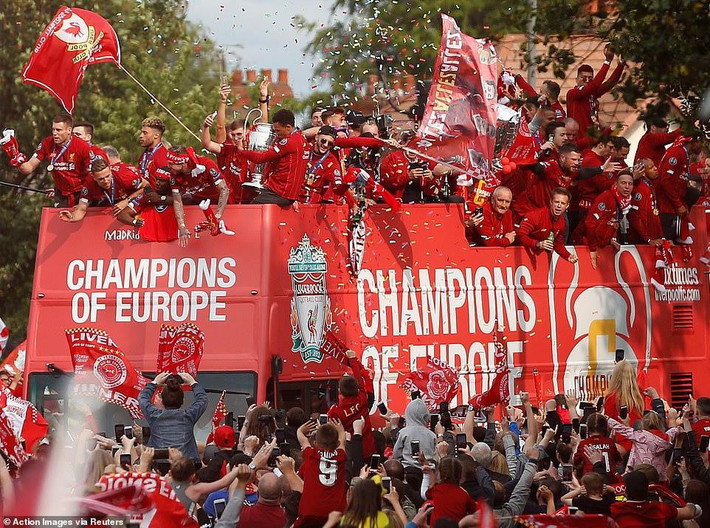 Dàn sao Liverpool cùng CĐV hát vang những ca khúc sôi động tạo nên bầu không khí đã lâu chưa xuất hiện ở thành phố cảng.