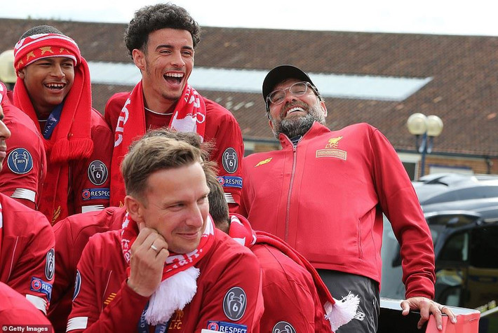 HLV Klopp cùng học trò có những giờ phút thư giãn bên người hâm mộ sau một mùa giải thành công.