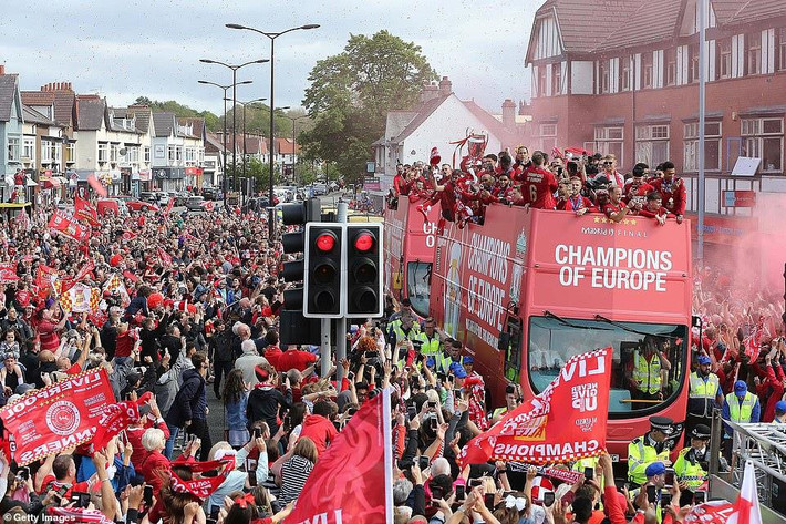 Buổi lễ rước cúp của Liverpool có sự tham gia của rất nhiều CĐV. Tất cả tạo nên khung cảnh hoành tráng và bầu không khí sôi động bất cứ ai cũng muốn trải nghiệm một lần trong đời.