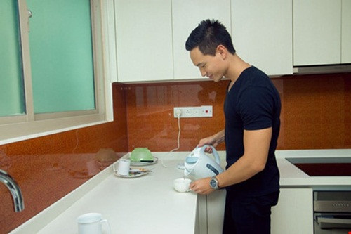 Sống một mình, lại thường xuyên đi công tác nước ngoài nên Kim Lý ít khi nấu ăn, do vậy, căn bếp nhà anh khá trống trải, lạnh lẽo. Anh cho biết, công việc anh thường xuyên làm trong ngày là nấu nước pha trà.