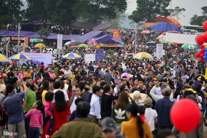 Đường mòn Hồ Chí Minh trở nên ùn ứ do đây con đường duy nhất dẫn lên cánh đồng hoa hướng dương ở Nghệ An. Lực lượng giao thông và công an địa phương phân luồng giao thông đảm bảo tránh ùn tắc kéo dài.