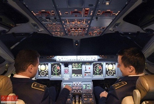 Để có được kỹ năng tốt nhằm đảm bảo an toàn cho các chuyến bay, các phi công và tiếp viên được đào tạo rất kỹ càng. Họ không chỉ được học kỹ năng nghề nghiệp của bản thân làm hàng ngày mà còn được học các kỹ năng thoát hiểm, kỹ năng lúc xày ra tình huống khẩn cấp. Trong hình, phi công đang học cách hạ cánh tại trung tâm đào tạo.