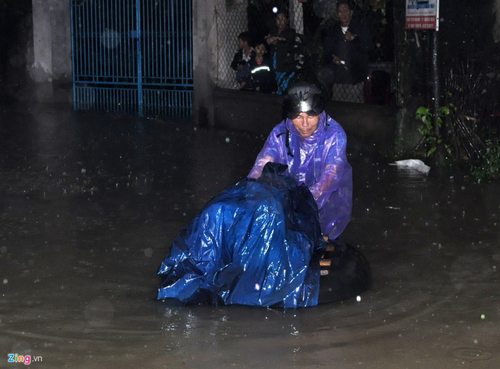 Tối 6/12, ông Đặng Văn Nông (ngụ xã Nghĩa Phương) lội trong nước lũ di dời tài sản. "Lũ dồn dập khiến vợ chồng tôi và người dân nơi đây cơ cực khổ trăm bề. Phập phồng lo đi chạy lũ, cuộc sống của bà con nơi đây bị xáo trộn, ai cũng rã rời", ông Nông cho hay.