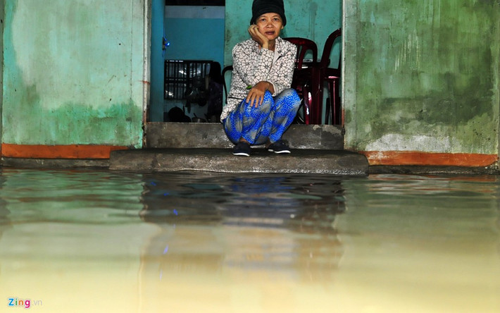 Bà Phạm Thị Biên (ngụ xã Nghĩa Phương) nặng trĩu âu lo khi nước lũ dự kiến tràn vào nhà đêm nay.