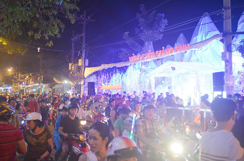 Người dân ùn ùn tìm đến đường xóm đạo đường Phạm Thế Hiển vui chơi Noel.