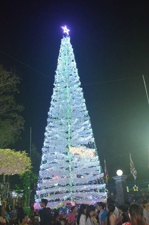 Một cây thông Noel được trang trí cao khoảng 30 mét tại khuôn viên giáo xứ trên đường Phạm Thế Hiển hút người dân chụp hình.