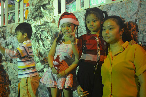Nhiều trẻ em được chụp hình kỉ niệm đón Noel cùng gia đình.