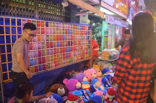 Một trò chơi khác là ném phi tiêu vào bóng bay để nhận quà là những con gấu bông.