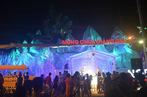 Ở phường 6, 7 (quận 8) có 5 giáo xứ hợp thành xóm đạo là Bình An Thượng, Bình An Hạ, Bình Thuận, Bình Thái và Bình Sơn từ lâu nổi tiếng là địa điểm vui chơi tuyết rơi mùa Noel mỗi dịp Giáng sinh về. Tại đây, cả con đường kéo dài hơn 1km được trang hoàng lộng lẫy đèn nháy lấp lánh, các hang đá lớn với hình ảnh ông già Noel, cây thông và Chúa Giáng sinh.
