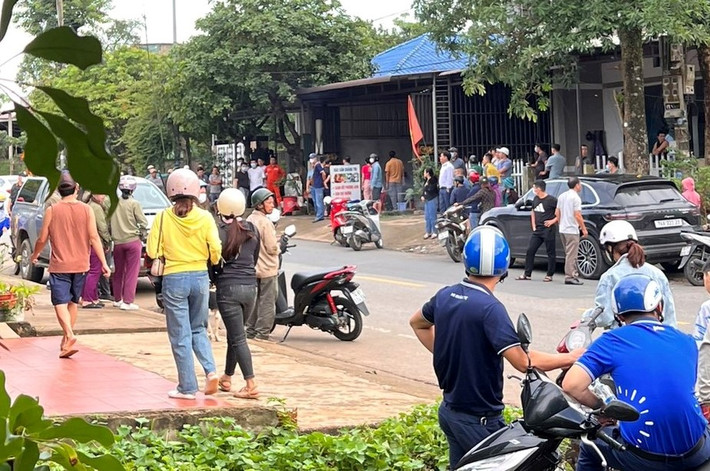 Quá trình khám xét khẩn cấp nơi ở của 3 đối tượng, Cơ quan Cảnh sát điều tra Công an tỉnh Quảng Trị đã thu giữ được nhiều đồ vật, tài liệu có dấu hiệu liên quan đến nhiều tội danh khác nhau, trong đó có 2 ô tô hạng sang mang biển số đẹp. Hiện, cả 3 đối tượng này đang bị tạm giữ hình sự để tiếp tục điều tra, làm rõ.