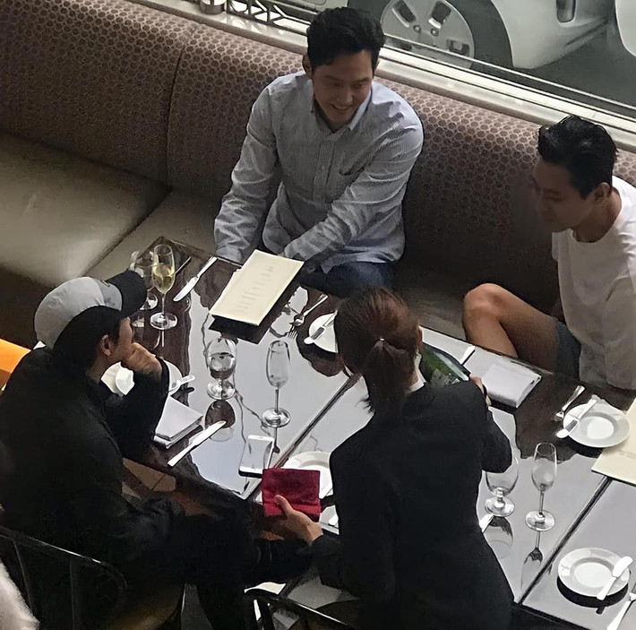 "Thái tử" Joo Ji Hoon quần ngố, áo phông đi ăn cùng đàn anh Lee Jung Jae