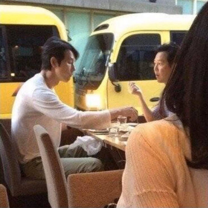 2 tài tử hàng đầu Jung Woo Sung và Lee Jung Jae "tám" quên trời đất nhưng vẫn tựa khung cảnh một bộ phim điện ảnh