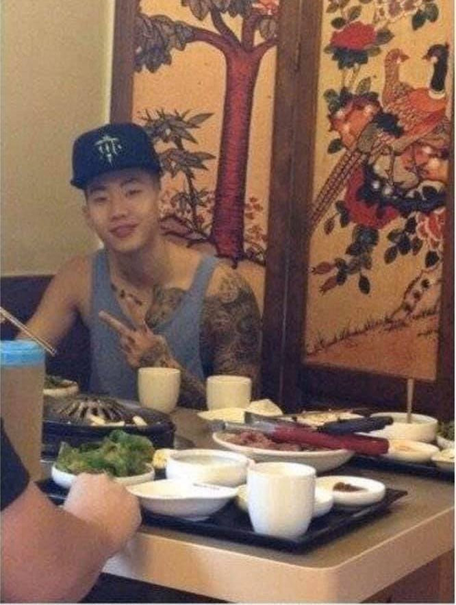 Jay Park tạo dáng ngay khi bắt gặp ống kính máy ảnh