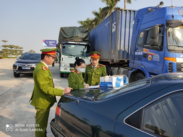 Ngay sau đó, lực lượng Phòng Cảnh sát kinh tế Công an tỉnh Hải Dương đã kiểm tra, bắt giữ 14 xe ô tô nghi vận chuyển khoảng 300 tấn hàng do Trung Quốc sản xuất.