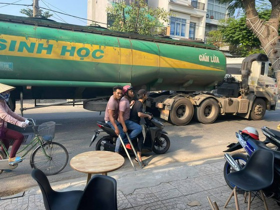Nhóm côn đồ dùng hung khí truy sát khiến 2 người bị thương. Ngày 10/1, Công an huyện Nhà Bè, TPHCM đang điều tra xác minh truy bắt nhóm đối tượng dùng hung khí chém, truy sát khiến 2 người bị thương ở khu vực. Trước đó, khoảng 15h30 ngày 9/1, nhóm đối tượng 5 người đi xe máy mang theo hung khí đến một căn nhà tại đường Nguyễn Bình, huyện Nhà Bè. Tại đây, nhóm côn đồ này dùng hung khí đuổi chém 2 người ngồi bên trong nhà.