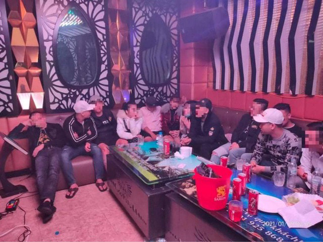 38 thanh niên nam nữ sử dụng ma túy trong quán karaoke. Ngày 10/1, Công an tỉnh Gia Lai thông tin đã phát hiện 38 thanh niên nam nữ sử dụng ma túy trong một quán karaoke trên địa bàn TP Pleiku. Sự việc trên được phát hiện khi 1h ngày 9/1, Phòng Cảnh sát Điều tra tội phạm về Ma túy (Công an tỉnh Gia Lai) phối hợp với Đội Cảnh sát 113 ập vào kiểm tra một quán karaoke trên đường Nguyễn Tất Thành, phường Hoa Lư, TP Pleiku. Qua kiểm tra, có 16 nữ và 22 nam dương tính với ma túy.