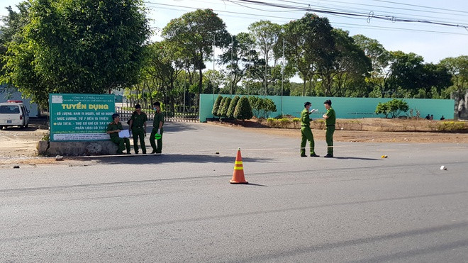 Nổ súng trong cuộc hỗn chiến, một người chết. Ngày 10/1, Công an tỉnh Bình Phước đã tạm giữ Phạm Tuấn Hưng (45 tuổi, ngụ tại xã Tân Lập, huyện Đồng Phú) để điều tra về vụ hỗn chiến chiến làm một người chết, 2 người bị thương. Tối ngày 8/1, Hưng cùng hai đồng phạm điện cho Huỳnh Văn Vinh đến trước CCN Hà My, xã Tân Lập để giải quyết mâu thuẫn. Vinh và nhóm bạn mang hung khí đến, hai bên lao vào hỗn chiến. Cảnh sát nghi ngờ Hưng nổ súng khiến một người tử vong, 2 người bị thương. Ảnh: Zing