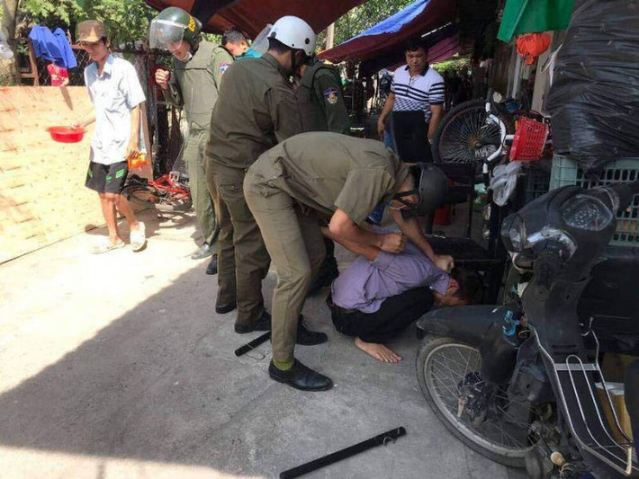 Ôm bình gas đòi tự sát vì mẹ không cho tiền đi chơi: Công an TP Dĩ An (Bình Dương) vừa khống chế thành công Bùi Thiện Em (30 tuổi, quê Cà Mau, trọ tại TP.Dĩ An, tỉnh Bình Dương) ôm bình gas định tự sát. Sáng 10/1, Em xin mẹ 9 triệu đồng để đi chơi nhưng người mẹ nói không còn tiền nên anh này la hét và ôm bình gas loại 12kg đòi châm lửa đốt khiến cả dãy trọ hoảng loạn tháo chạy. (Ảnh: Báo Giao thông)