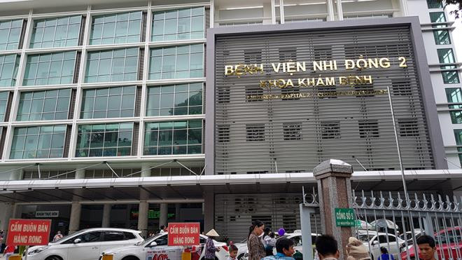 Bé 3 tuổi bị mẹ đánh chấn thương sọ não qua đời. Ngày 16/1, Bệnh viện Nhi đồng 2 cho biết, bệnh nhi T.N.K.C. (3 tuổi, quê Thừa Thiên - Huế, tạm trú Quận 12, TP.HCM) nhập viện trong tình trạng chấn thương sọ não nặng ngày 17/11/2020, vừa qua đời. Trước đó, ngày 17/11/2020, thấy con gái đi dép dính phân vào nhà, Trần Thị Dung, 26 tuổi, quê Thừa Thiên - Huế đã đánh con khiến bé ngã xuống nền. Ngày 30/11/2020, Trần Thị Dung bị Công an Quận 12, TP.HCM bắt. Người mẹ hành nghề bán vé số, từng có biểu hiện trầm cảm.