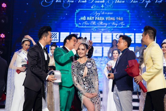 Ban tổ chức cuộc thi Hoa hậu Doanh nhân bị xử phạt 90 triệu đồng: Thanh tra Bộ Văn hóa, Thể thao và Du lịch vừa có văn bản phạt 90 triệu đồng đối với Công ty TNHH MTV Đầu tư du lịch giải trí Khổng Tước vì đã có hành vi tổ chức cuộc thi Hoa hậu Doanh nhân sắc đẹp Việt 2020 không giấy phép. Trước đó, Công ty Khổng Tước đã tổ chức cuộc thi Hoa hậu Doanh nhân sắc đẹp Việt 2020 mà không có giấy phép tổ chức cuộc thi người đẹp. Sau đó, chính người đoạt giải vương miện "Hoa hậu" của cuộc thi là bà Q.H.L đã gửi đơn tố cáo.
