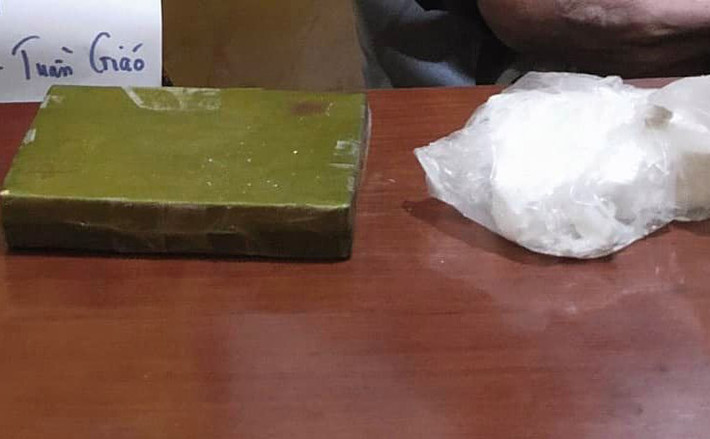 Giấu 2 bánh heroin trong áo khoác: Ngày 16/1, Công an thị xã Sơn Tây (Hà Nội) khởi tố vụ án, khởi tố bị can đối với Hà Văn Anh (SN 1979; ở huyện Tuần Giáo, tỉnh Điện Biên) về hành vi “Mua bán trái phép chất ma túy” và Bạc Cầm Điện (SN 1961, ở huyện Tuần Giáo, tỉnh Điện Biên) về hành vi “Không tố giác tội phạm”. Sáng 26/12/2020, Công an thị xã Sơn Tây phát hiện Anh giấu 2 bánh chứa chất bột màu trắng nghi là ma túy tại quốc lộ 21 thuộc thôn Đồng Trạng, xã Cổ Đông. Kết quả giám định, số chất bột trắng thu được là 483,65 gram heroin.