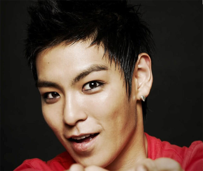 Sở hữu khuôn mặt và các nét rất nam tính nhưng T.O.P nhóm Big Bang vẫn có thói quen trang điểm như con gái.